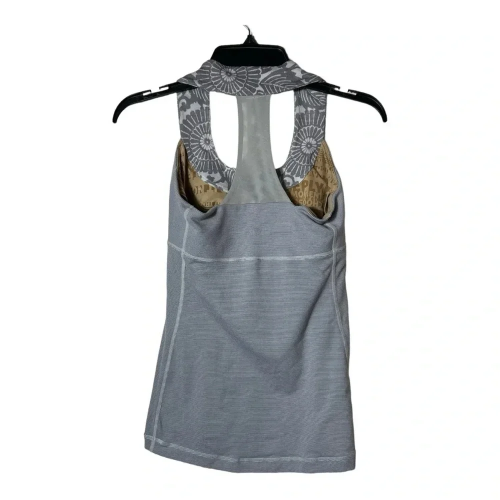1828. LULULEMON GRAY AND WHITE WEE STRIPE BEACHY FLORAL PRINT SIZE 6 ALTHLETIC‎